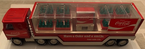 10367-1 € 35,00 coca cola vrachtwagen met losse kratjes en koelkast ca 35 cm.jpeg